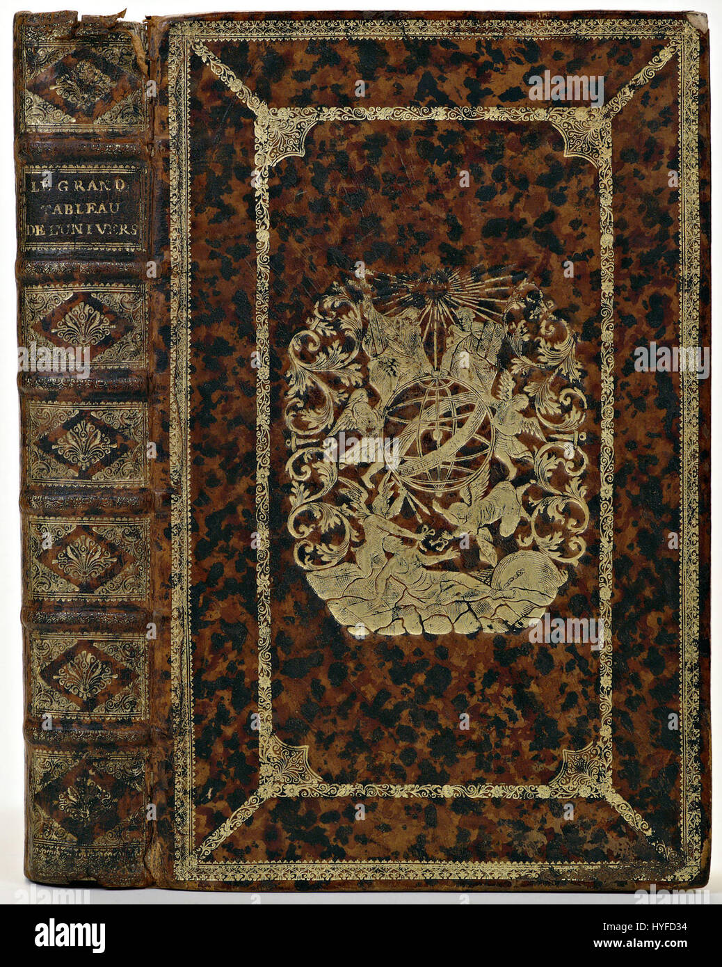 Questo oggetto, una fascia di pelle di vitello marrone giallastro con macchie castagne e nere, è un esempio storico di pelletteria marmorizzata. L'esclusivo motivo cromatico e la texture lo rendono un manufatto artigianale distintivo. Foto Stock