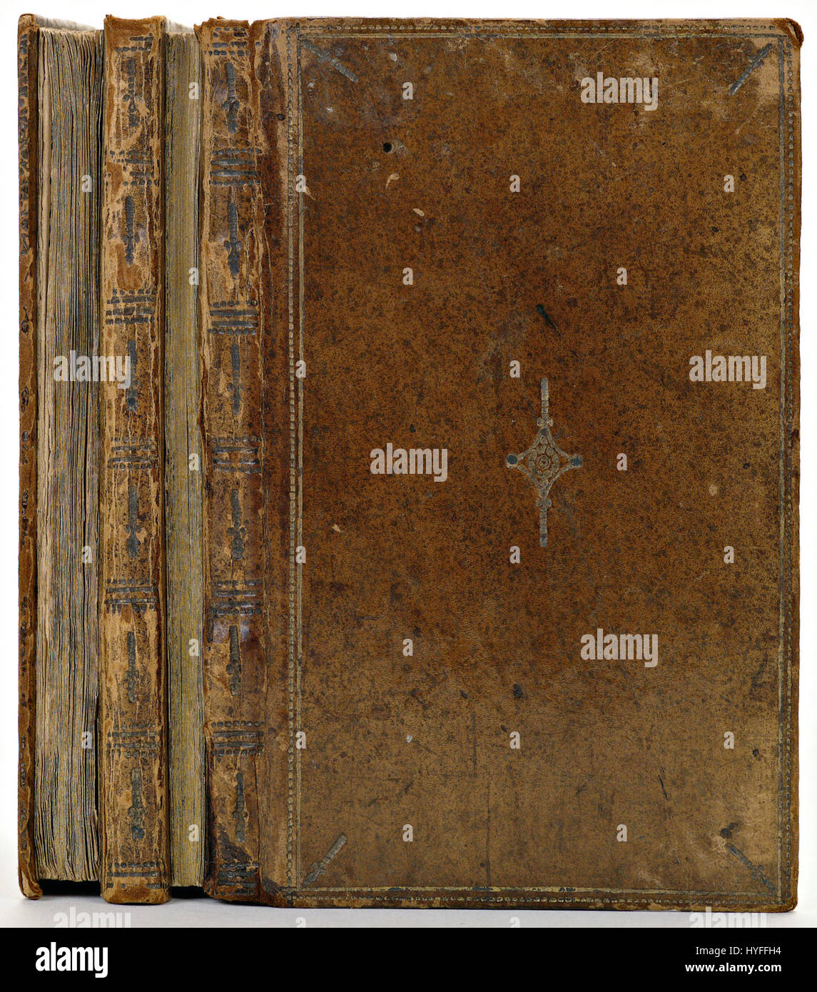 Si tratta di un cinturino in pelle con vitello marrone con un caratteristico motivo marmorizzato nero. È un esempio di lavorazione del cuoio tradizionale europeo, che mette in mostra la complessa maestria artigianale e l'attenzione ai dettagli dei materiali. Foto Stock