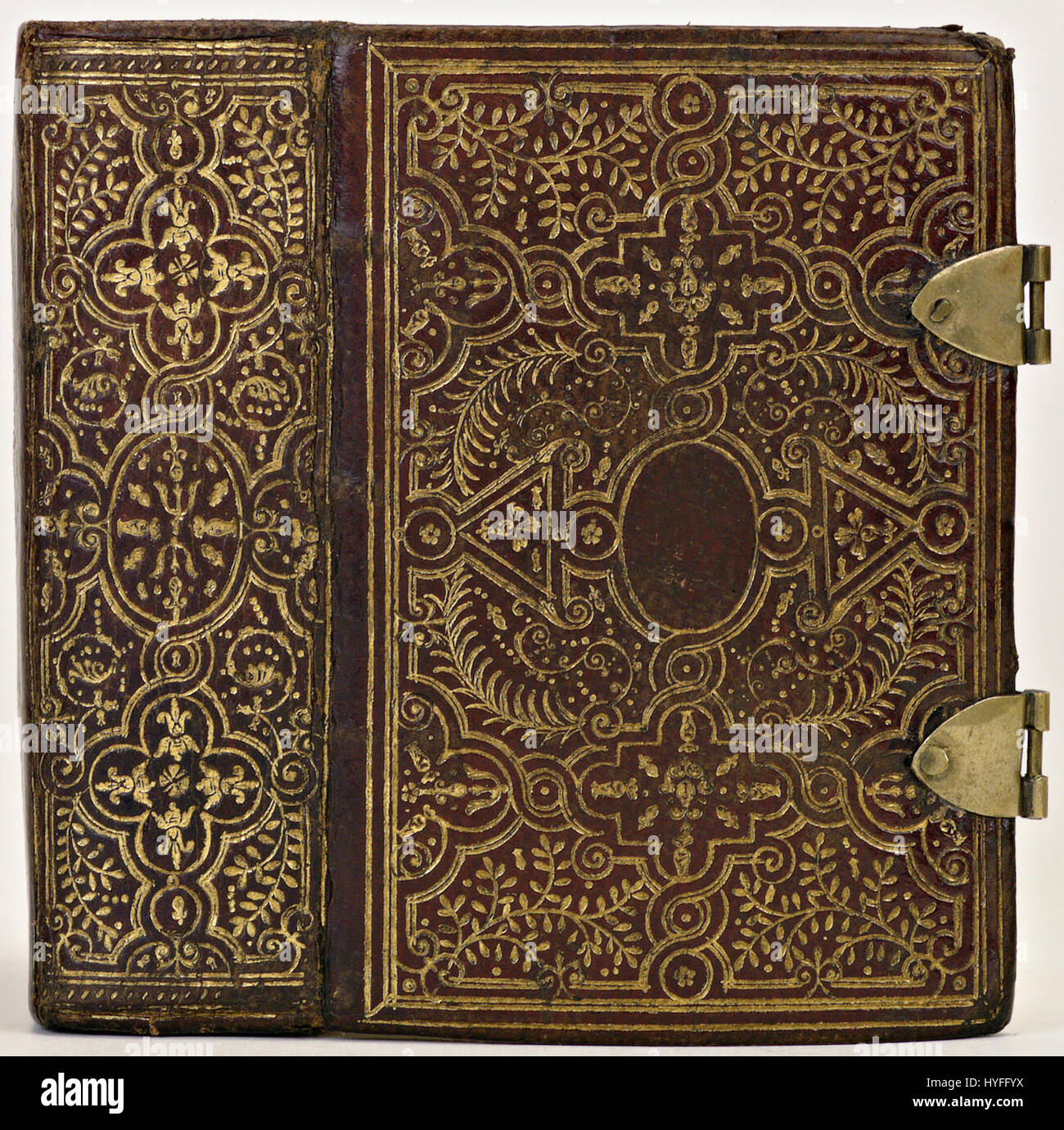 "Band van rood marokijn" è un termine olandese che si riferisce a un nastro di velluto rosso. Questo oggetto, probabilmente parte di abbigliamento cerimoniale o di arti decorative, mostra intricate lavorazioni artigianali tipiche dei tessuti europei del XVII e XVIII secolo, utilizzati in varie occasioni reali e nobili. Foto Stock