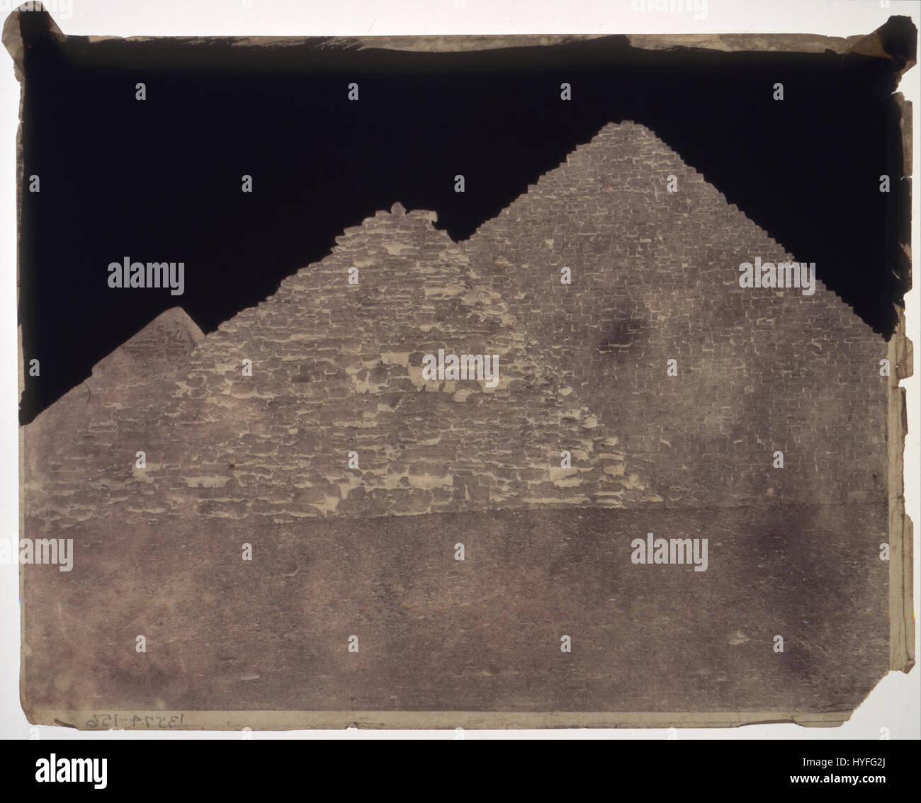 Il dipinto di John Shaw Smith "due piccole piramidi" presenta due piramidi più piccole con la piramide di Ekphrenes sullo sfondo. L'opera d'arte cattura il paesaggio aspro del deserto e la presenza senza tempo di antiche strutture nella natura selvaggia egiziana. Foto Stock