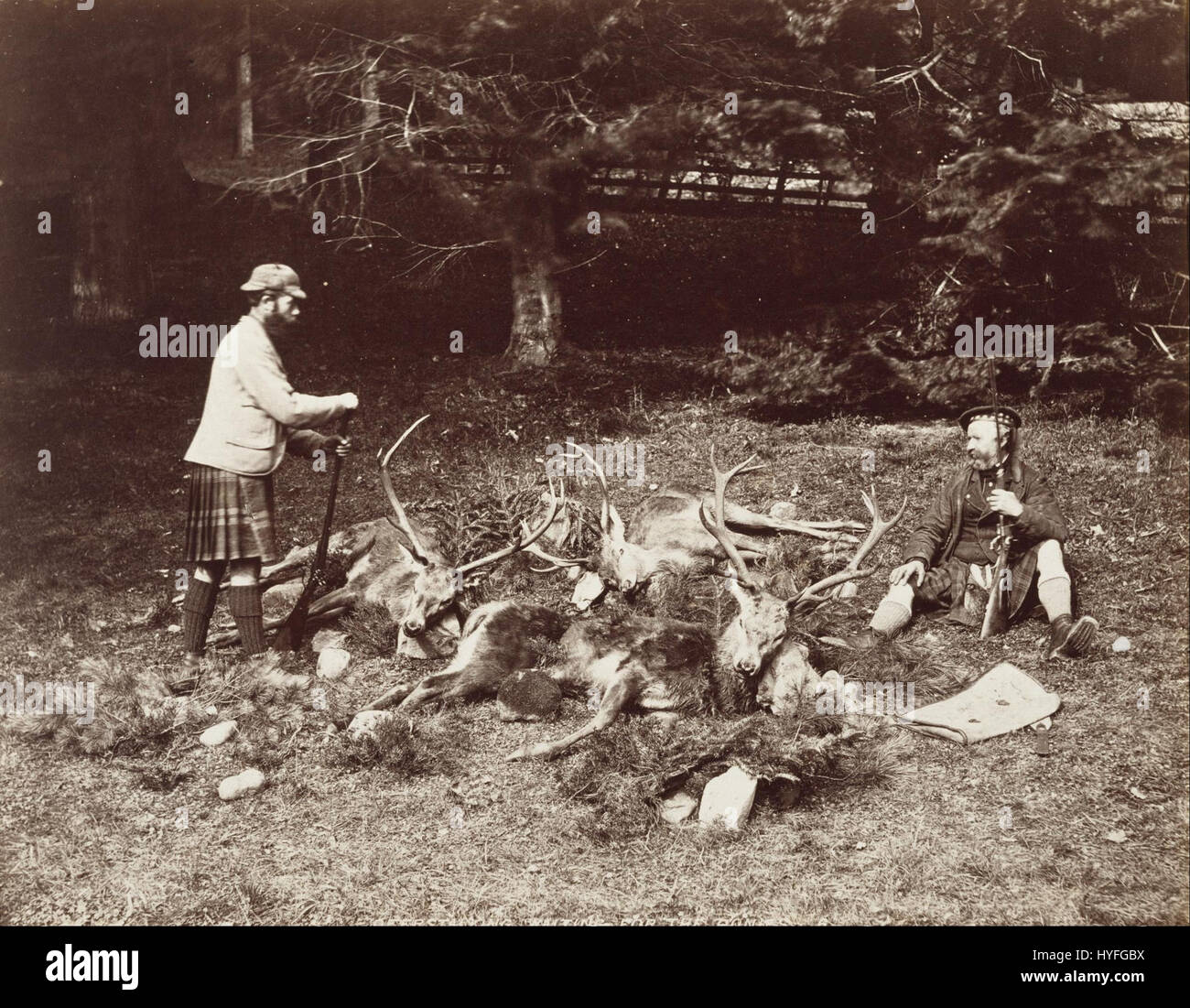 Questa fotografia di James Valentine cattura una tranquilla scena di due persone in attesa di pony in un ambiente rurale. L'immagine evidenzia l'atmosfera tranquilla e la bellezza pastorale della campagna scozzese. Foto Stock
