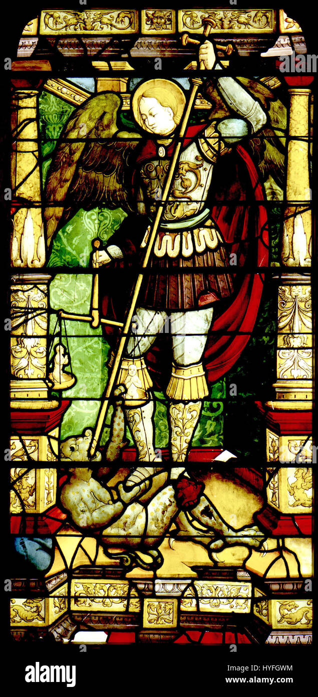 Le vetrate colorate di Antonio da Pandino presentano anime di San Michele, un potente simbolo religioso del giudizio divino. Il pezzo combina l'iconografia medievale con un design intricato, riflettendo le tradizioni spirituali e artistiche dell'arte cristiana. Foto Stock