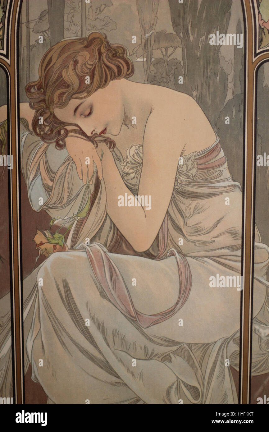 Questa immagine cattura Praga nel 2014, mettendo in evidenza l'eredità artistica della città, tra cui le opere di Alfons Mucha, noto per il suo stile Art Nouveau. La sua influenza sulla scena culturale di Praga è ancora evidente nell'identità visiva della città. Foto Stock