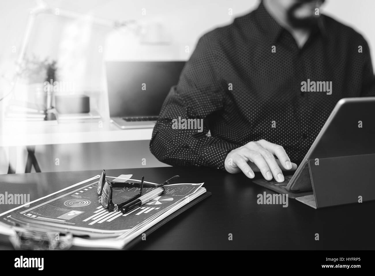 Documenti aziendali su office tabella con smart phone e tavoletta digitale e grafico finanziario sociale con lo schema della rete e di uomo che lavora in backgrou Foto Stock