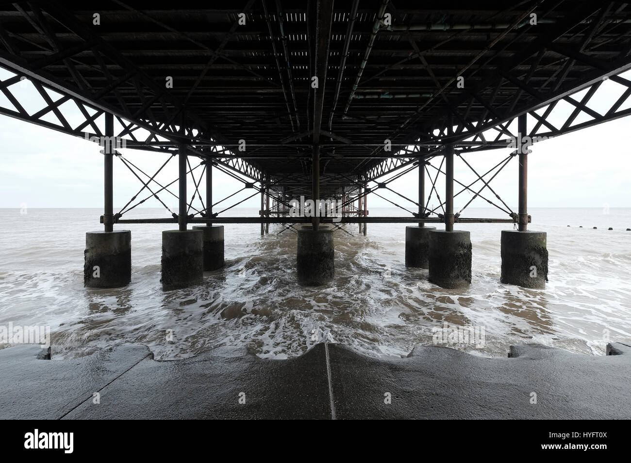 Sotto Cromer Pier, North Norfolk, Inghilterra Foto Stock