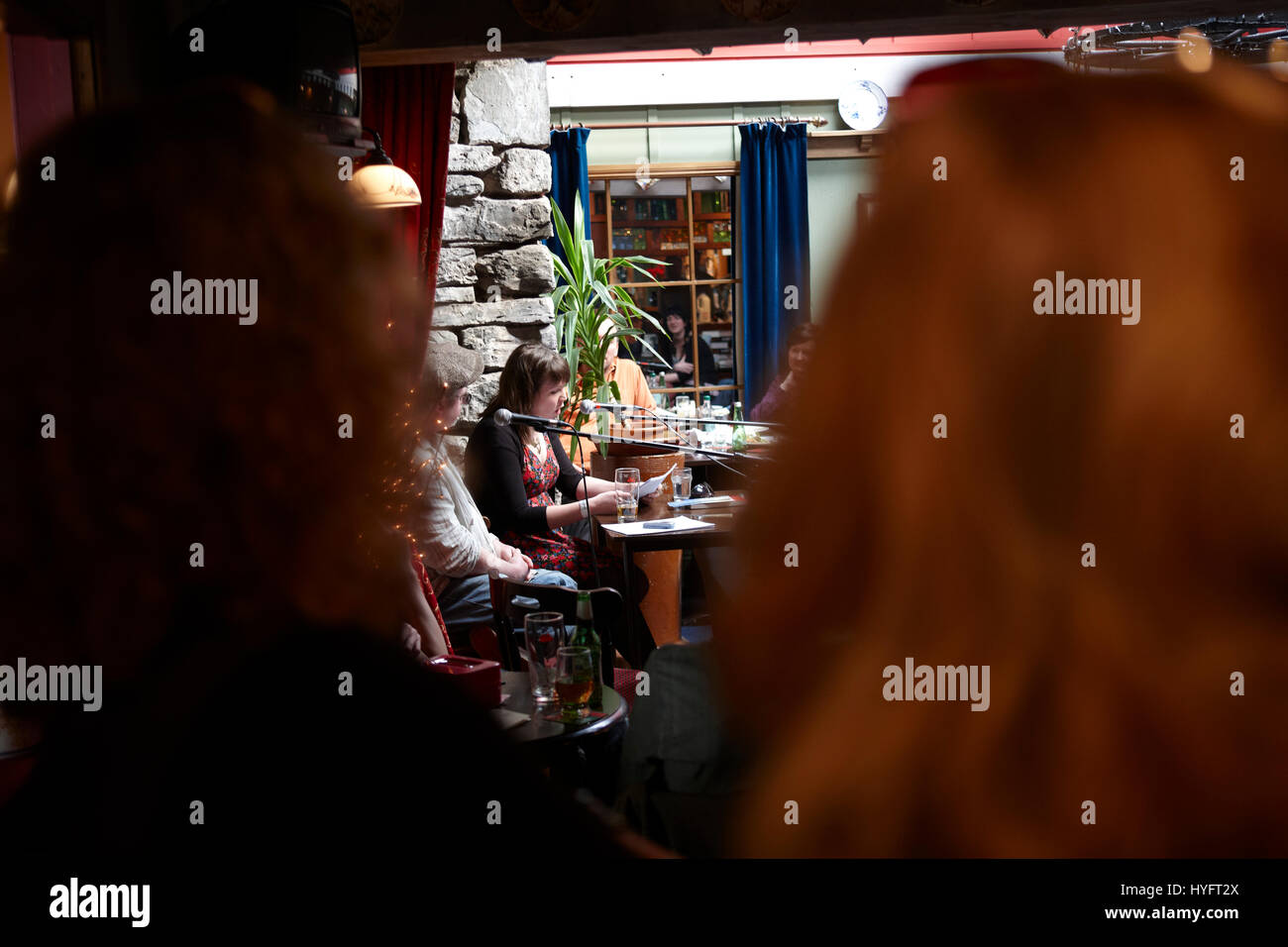 Le persone la lettura di poesie in un pub, il Festival letterario, Laugharne, Wales, Regno Unito Foto Stock