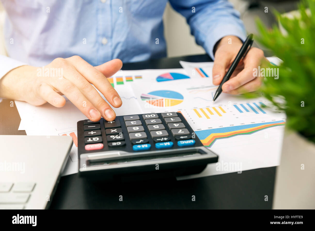 Imprenditore analisi finanziaria grafici e report di Office Foto Stock