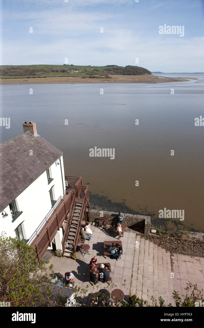 Vista della gente seduta al di fuori di un edificio vicino all'Oceano , il Festival letterario, Laugharne, Wales, Regno Unito Foto Stock