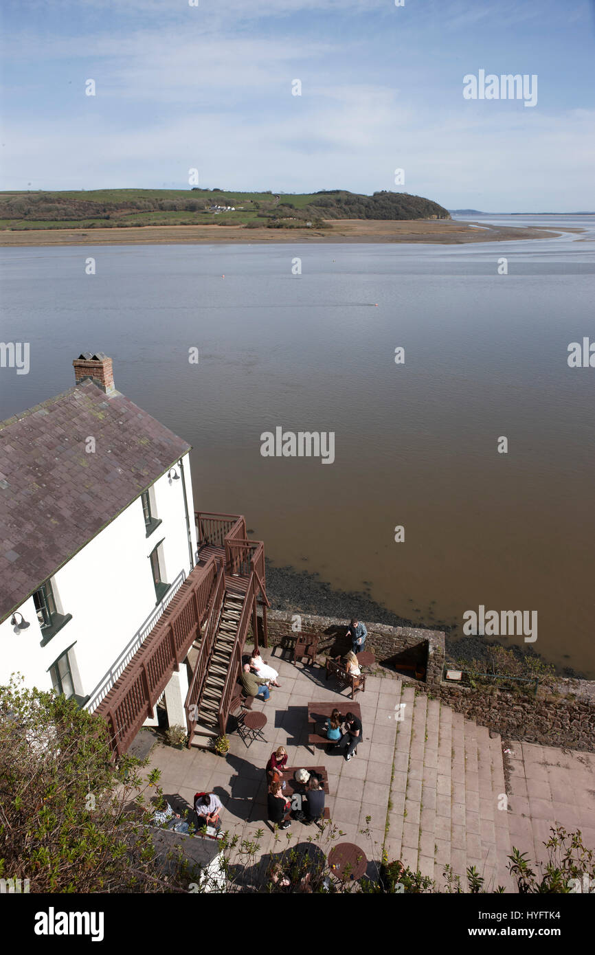 Vista della gente seduta al di fuori di un edificio vicino all'Oceano , il Festival letterario, Laugharne, Wales, Regno Unito Foto Stock