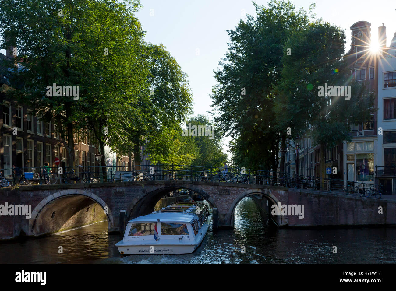 La barca turistica sul canal, in estate il sole, Amsterdam, Paesi Bassi, Europa Foto Stock