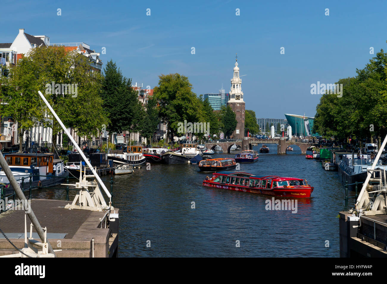 Le imbarcazioni turistiche sui canali di Amsterdam in estate il sole, Paesi Bassi, Europa Foto Stock