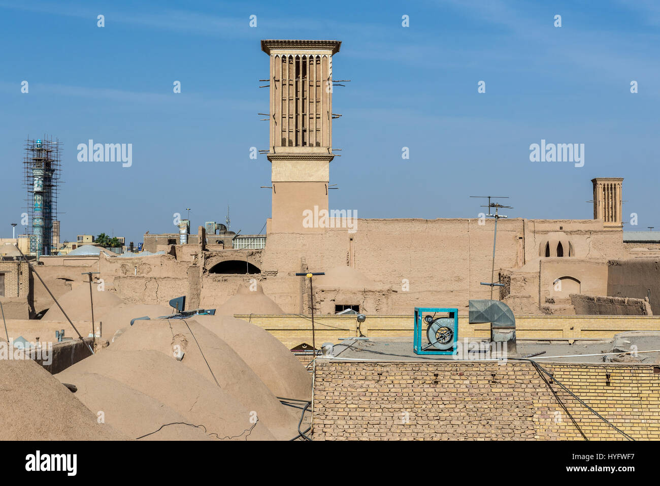 Windtower (Badgir) visto da tetti di bazaar a Yazd, capitale di Yazd Provincia di Iran Foto Stock