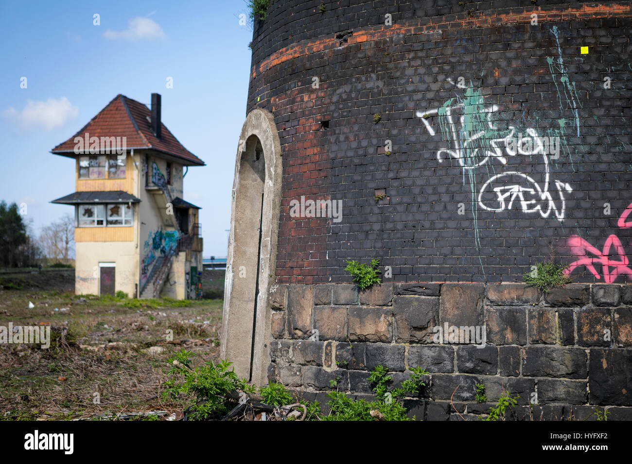 Torre dell'acqua industriale e scatola di segnalazione presso lo scalo ferroviario chiuso di Duisburg, Germania Foto Stock
