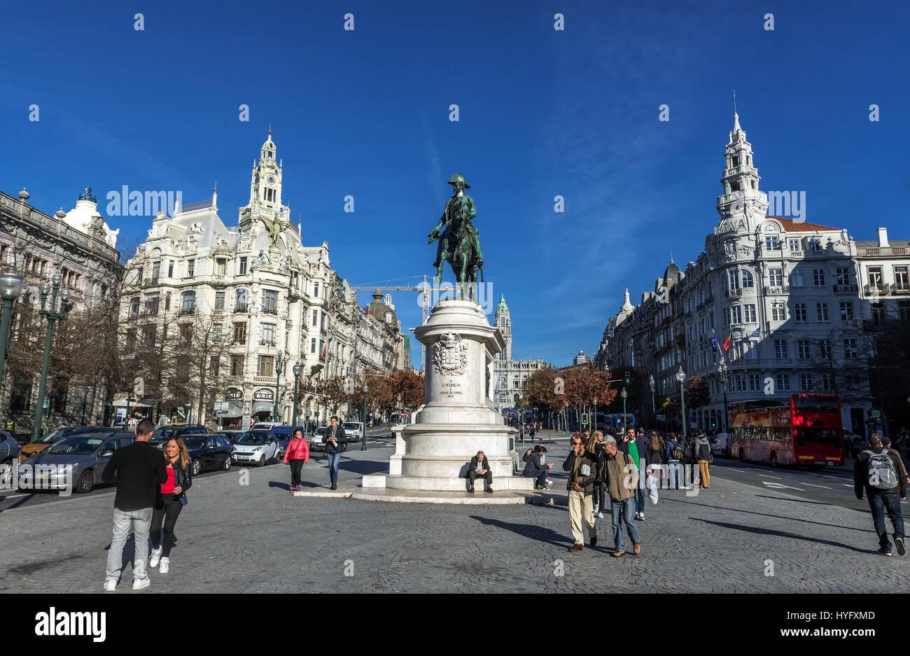 Liberdade Square con la statua del re Pietro IV il liberatore e costruzione di Banco Espirito Santo (L) e il Banco Bilbao Vizcaya Argentaria (R), Porto Foto Stock