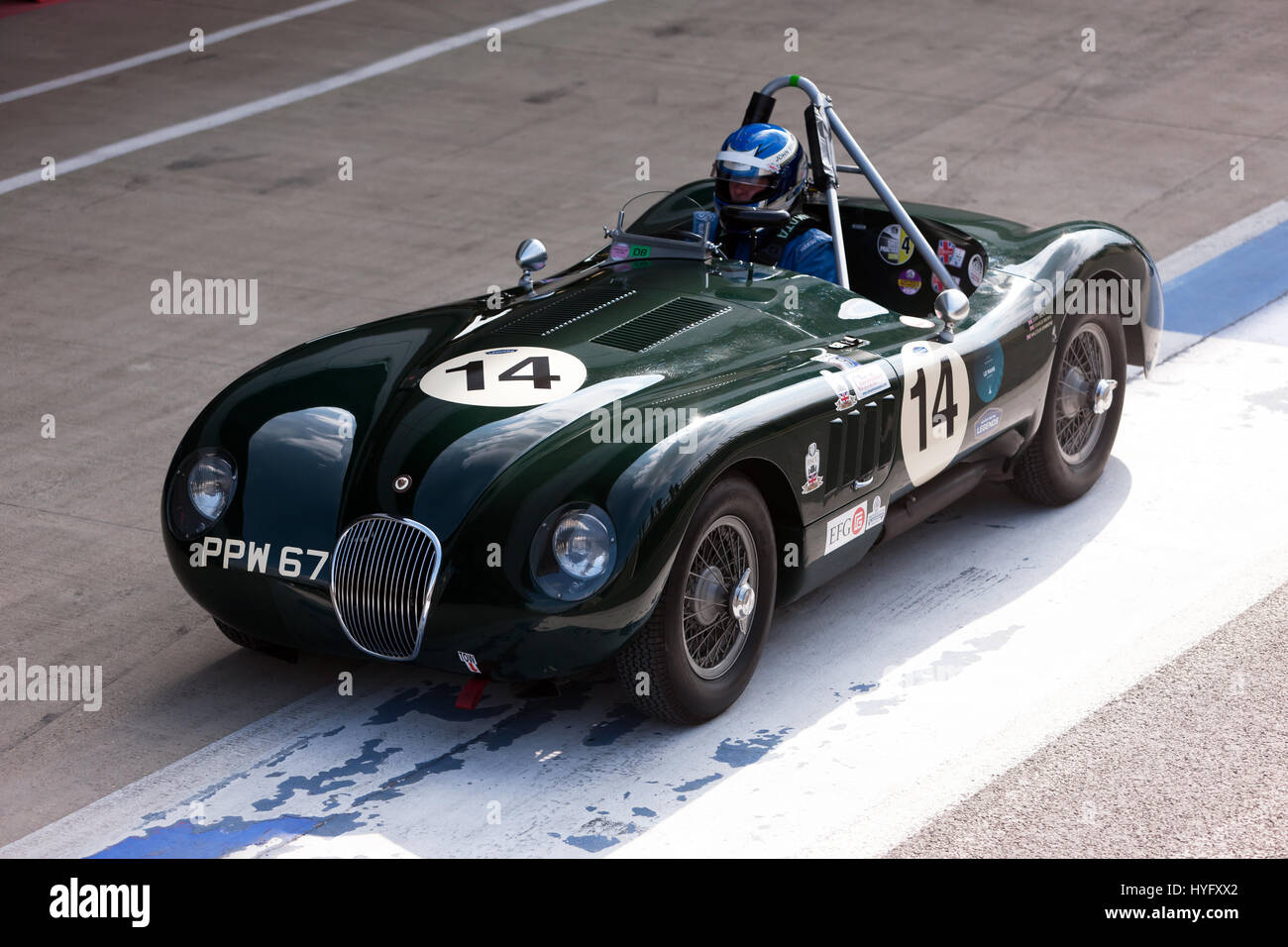 Una Jaguar C -tipo uscendo dalla international box durante una sessione di test a Silverstone 2017 Classic Media Day Foto Stock