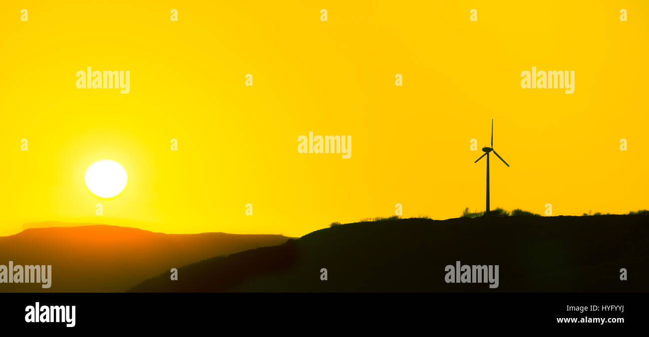 Turbina eolica ad un bel giallo tramonto. Isola di Skye. Foto Stock