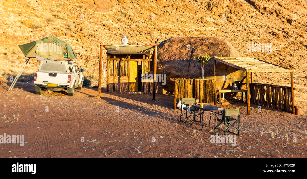 Campeggio in Africa con legno cabina rifugio nel deserto sunrise Foto Stock