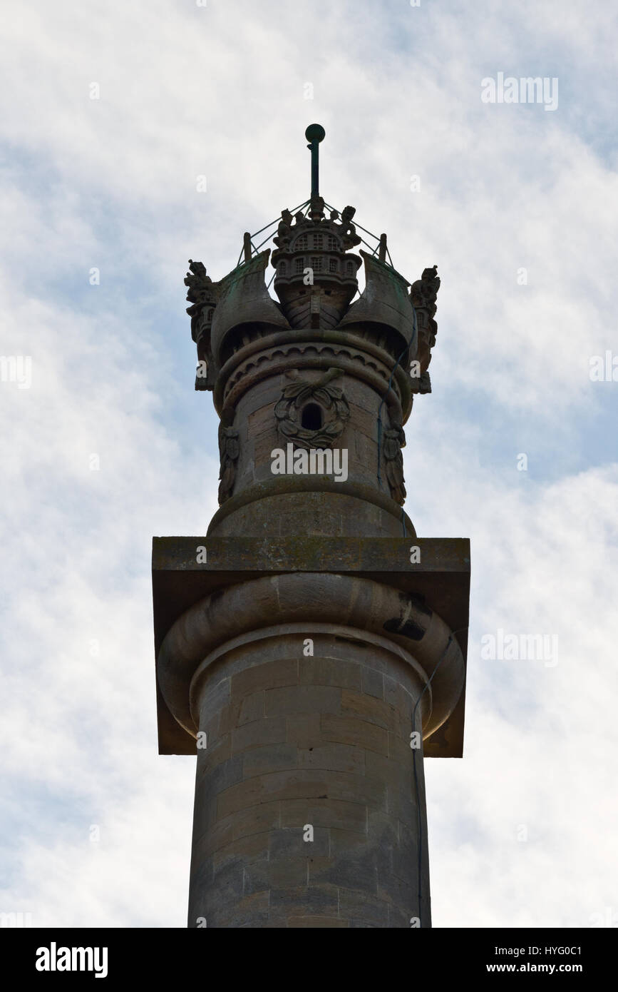 Il cofano monoment, un complessamente intarsiato torre Hamstone, dedicata all'Admiral Samuel cofano situata sulla sommità della collina di Mulino a vento sulla collina Polden in Somerset Foto Stock