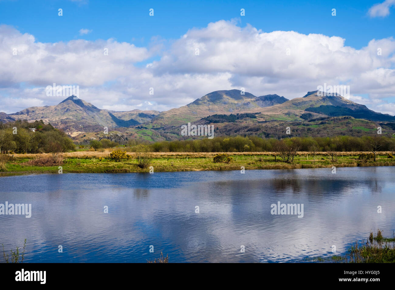 Cnicht, Moelwyn Mawr e Moelwyn Bach montagne del Parco Nazionale di Snowdonia attraverso Afon Glaslyn fiume. Pont Croesor Porthmadog Gwynedd North Wales UK Foto Stock