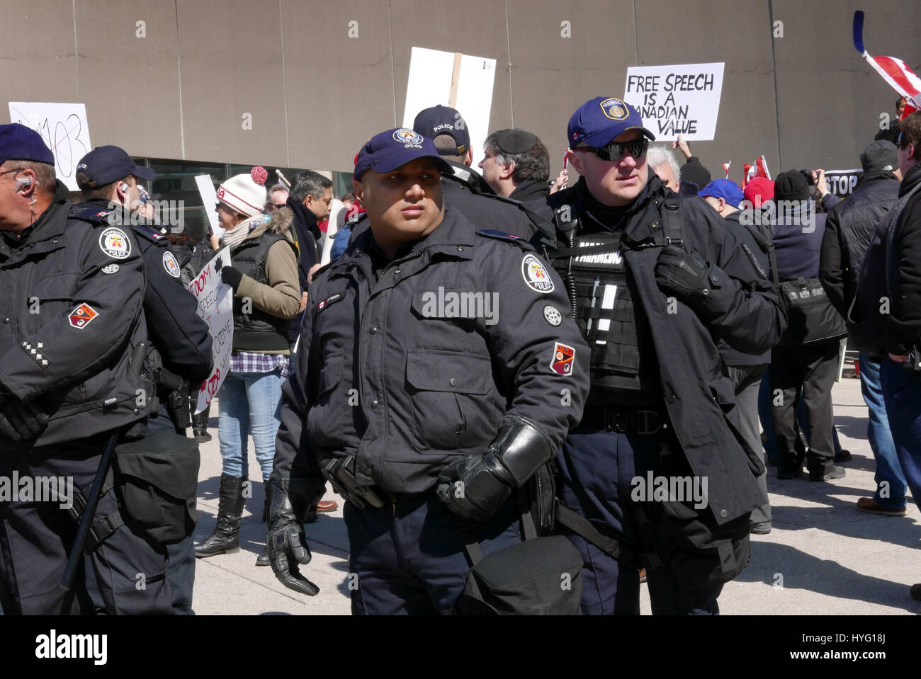 Toronto Pubblica Sicurezza Polizia a una dimostrazione in Nathan Phillips Square Foto Stock