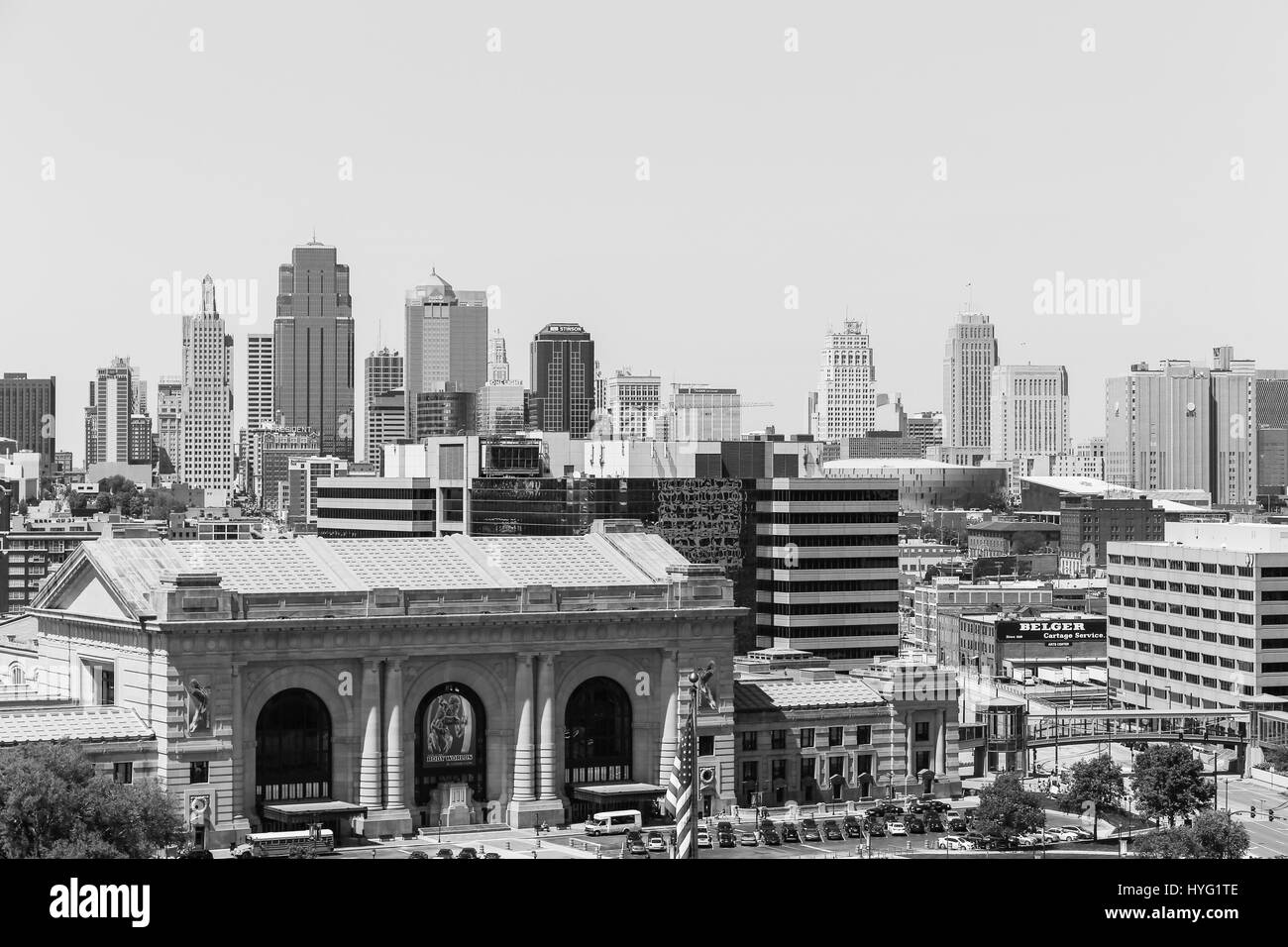 Kansas City, Stati Uniti d'America - 21 Maggio 2016: Kansas City Union Station con lo skyline di retro visto dalla Nazionale Museo della Prima Guerra Mondiale e il Memorial. Il pi Foto Stock