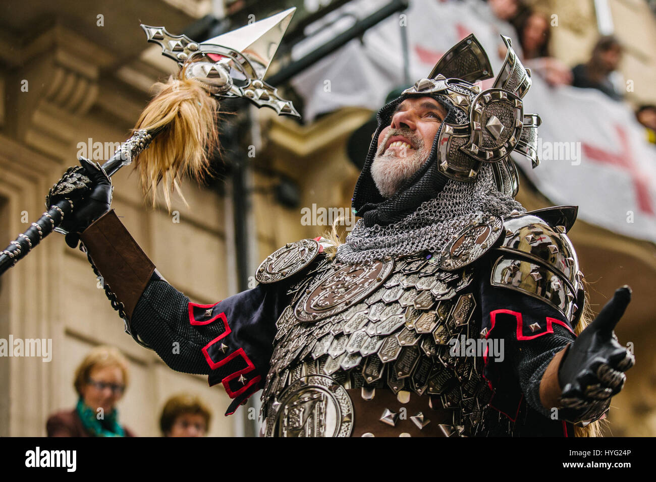 ALCOI, Spagna: un uomo vestito come un cavaliere cristiano. Il Flamboyant festival che rivive i cristiani conquistando i musulmani in Spagna è stato catturato in questo fine settimana. Da cavalieri corazzati della croce e temibili assassini orientale a swordswomen e esotico-cercando danzatrici del ventre, foto mostrano come il vecchio di secoli ancora festival attira migliaia di entusiasti dei festaioli. I partecipanti vestiti in costumi elaborati nella cittadina spagnola di Alcoi per il "moros y cristianos festival", che ricorda il XV secolo riconquista del paese da parte degli eserciti cristiani dal Regno islamico di Granada. Foto Stock