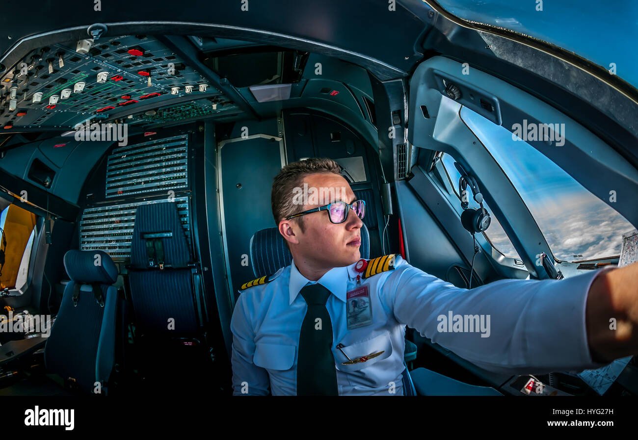 Capitano Karim Nafatni al lavoro. Preso da una cabina di pilotaggio a velocità fino a 160 miglia all'ora durante la fase di decollo e atterraggio di un aereo che questi potrebbero essere i più capelli-sollevamento cityscapes sei in grado di vedere. Un aspetto che è stato illuminato per natale queste straordinarie immagini infatti sono state prese da sopra Dubai. Essi mostrano l'incredibile città dagli occhi dei piloti che vedere questa splendida vista come una parte normale della loro giornata di lavoro - ancora sono raramente visto dal viaggiatore medio. Altre foto dal livello del suolo mostrano incredibili riflessioni provenienti da tutta la città. Aria tunisino saudita cappuccio della compagnia aerea Foto Stock