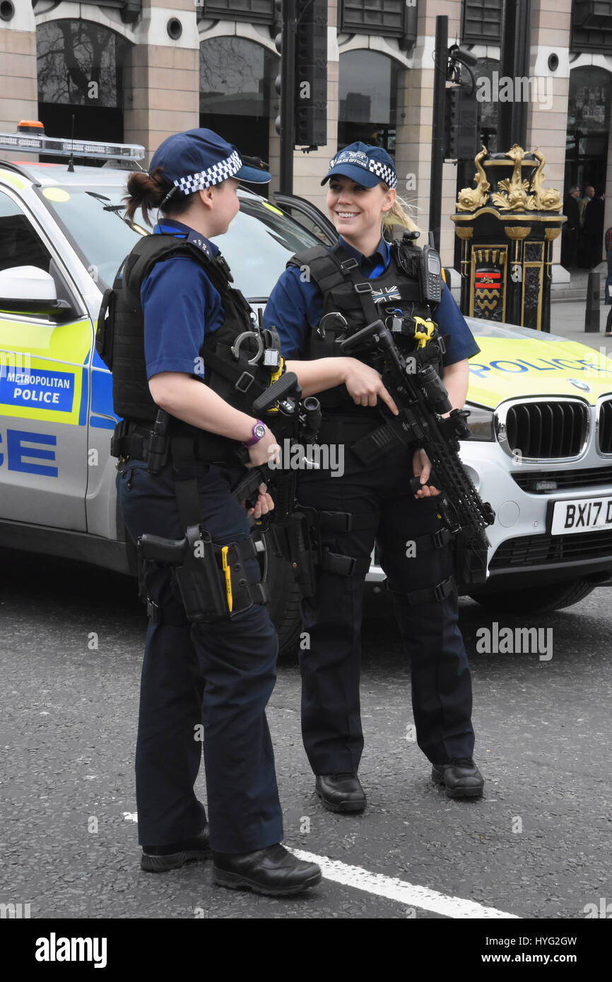 Ufficiali di polizia femminile armati, Westminster, Londra, Regno Unito Foto Stock