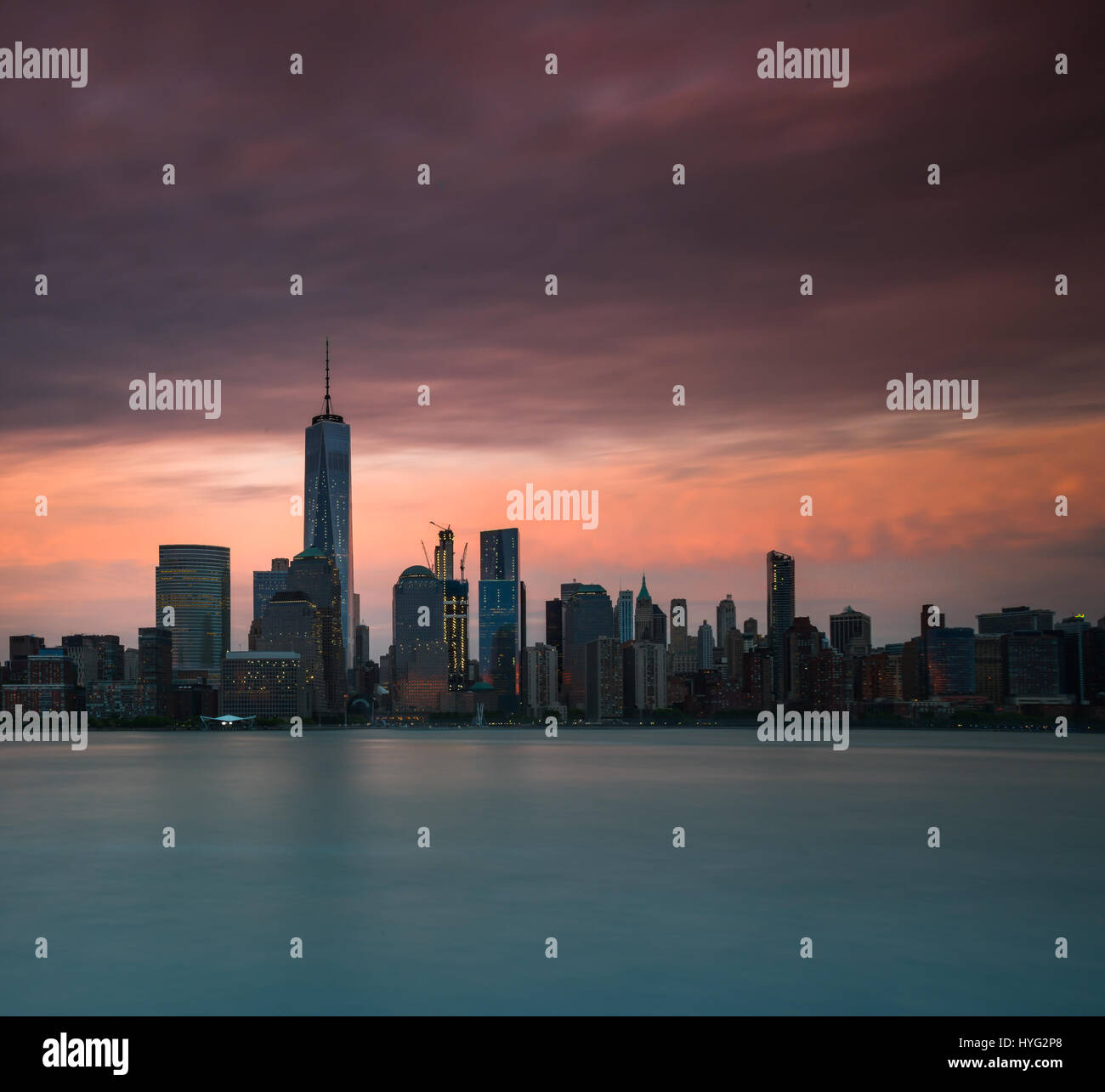 NEW YORK, Stati Uniti d'America: foto sorprendenti dell'Empire State Building con un arancione luna passa overhead sono state acquisite. Le immagini mostrano come uno del mondo più edifici iconici sembrava ancora più impressionante con la nostra luna incandescente overhead arancione. Altre foto mostrano la Manhattan sorgere del sole e il Ponte di Brooklyn. American technical writer Jennifer Khordi (46) è stato in grado di catturare queste impressionanti scatti da lo skyline della città di Jersey e Kearny cittadina nel New Jersey. Foto Stock