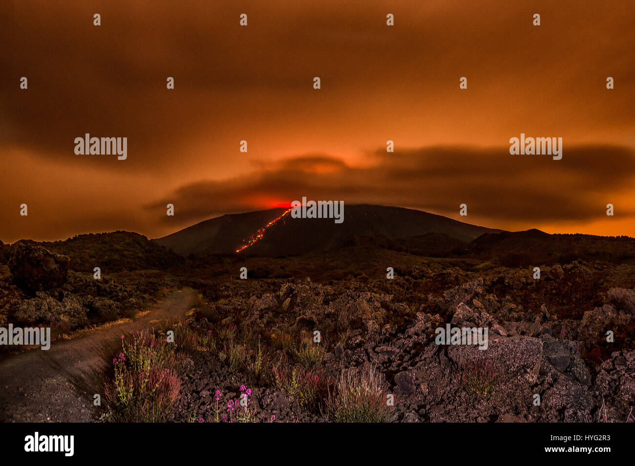 Etna di notte. Il cloud computing dell'Etna è stato catturato in eruzione negli scorsi giorni. Scatti spettacolari dal vicino a luoghi come castello Cesaro, Bronte e Adrano mostrano quello che appare come un fungo cloud incorniciato nella splendida cornice della Sicilia. L'Etna è il più grande d'Europa e il vulcano più attivo. Le fotografie sono state prese dal locale Fernando Famiani. Foto Stock