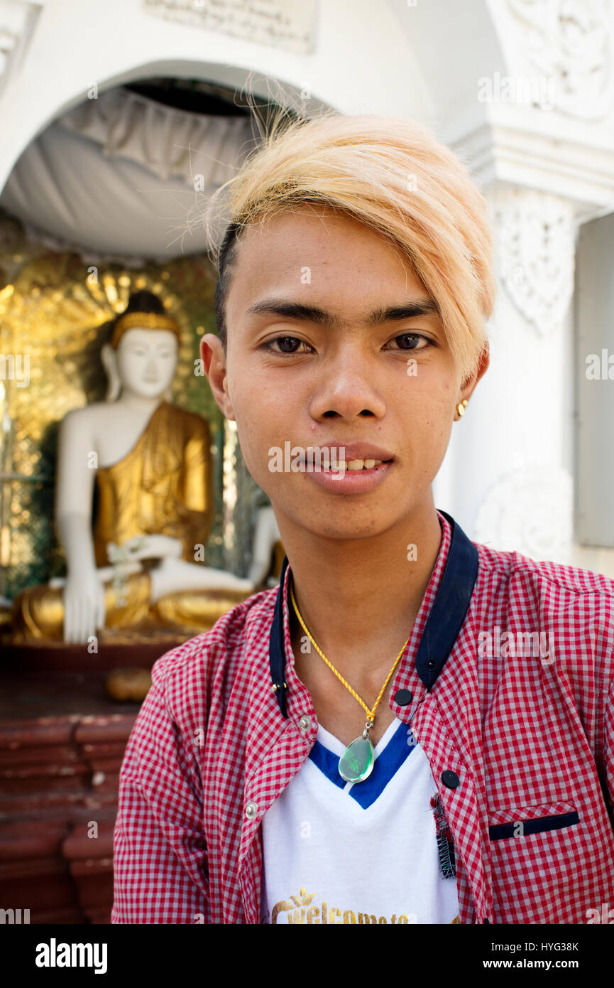 Myanmar (Birmania). Yangon. Shwedagon pagoda . Operaio di fabbrica con capelli decolorati visite su una Domenica. Foto Stock