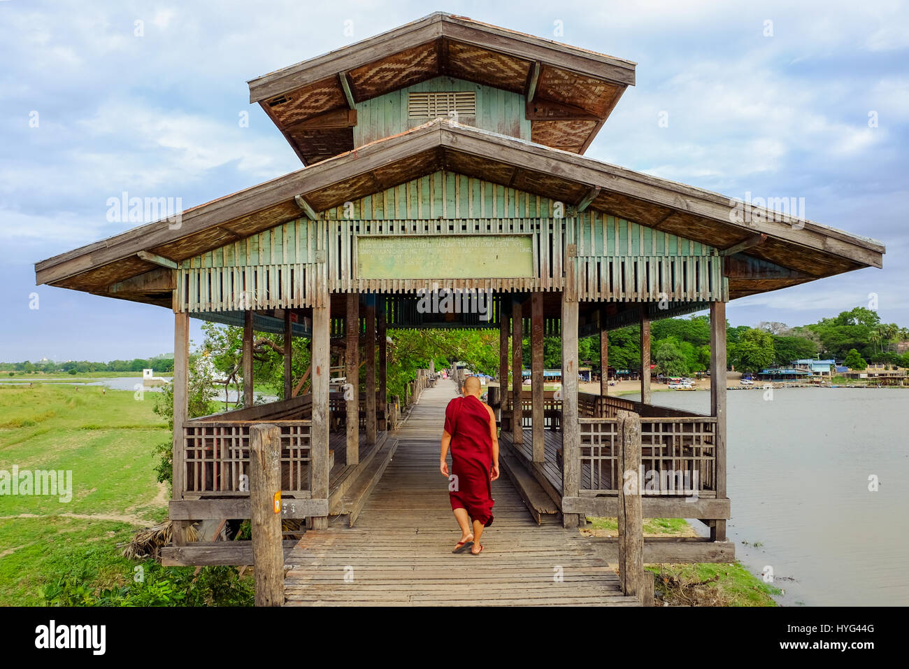 Amarapura, Myanmar - 28 Giugno, 2015: monaco buddista passeggiate su legno U Bein bridge in Amarapura, Myanmar Foto Stock
