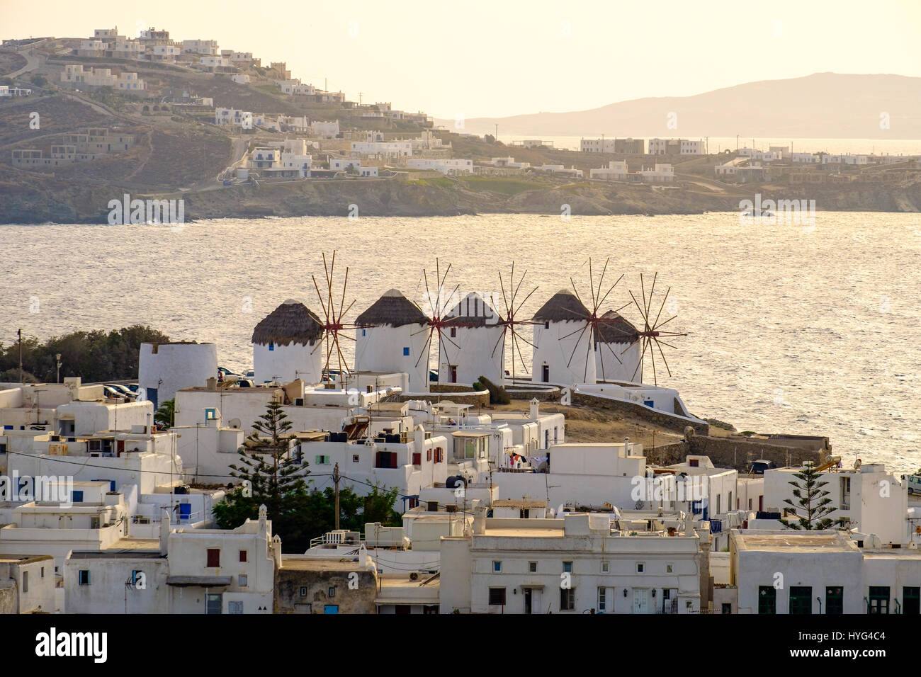 Vista Citiscape di mulini e case bianche sull'isola di Mykonos, Cicladi Grecia Foto Stock