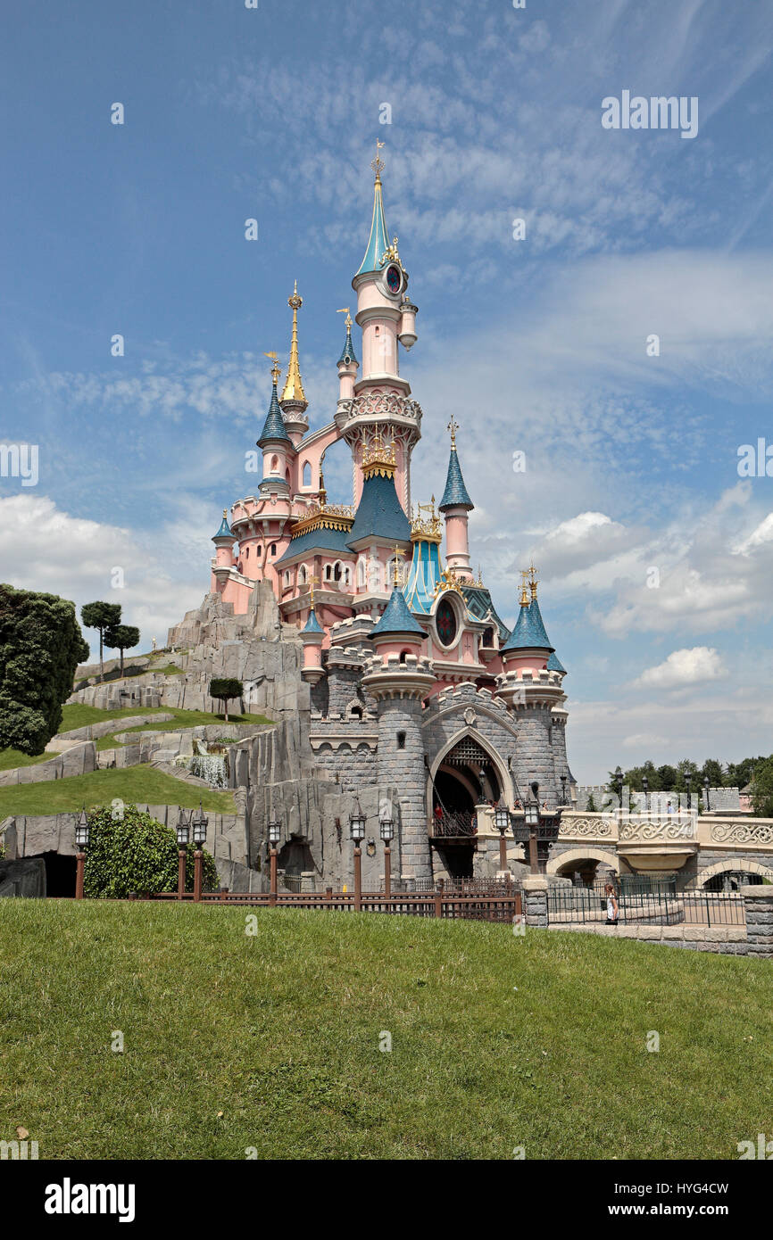 Le Château de la Belle au Bois inattivo (Sleeping Beauty Castle) in Disneyland Parigi, Marne-la-Vallée, nei pressi di Parigi, Francia. Foto Stock