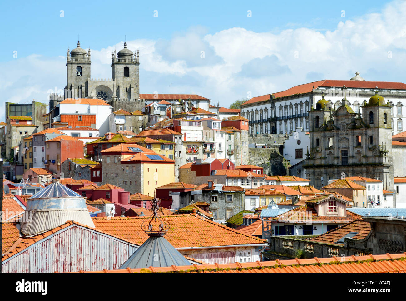 Vista dal tetto di terracotta case con la Cattedrale di Se Ribeira in background in Porto nel 2017, cityscape, Portogallo Foto Stock