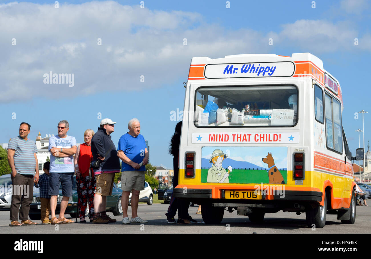 Persone in coda per un gelato da un furgone Mr Whippy al Mayflower Park, Southampton, Regno Unito Foto Stock