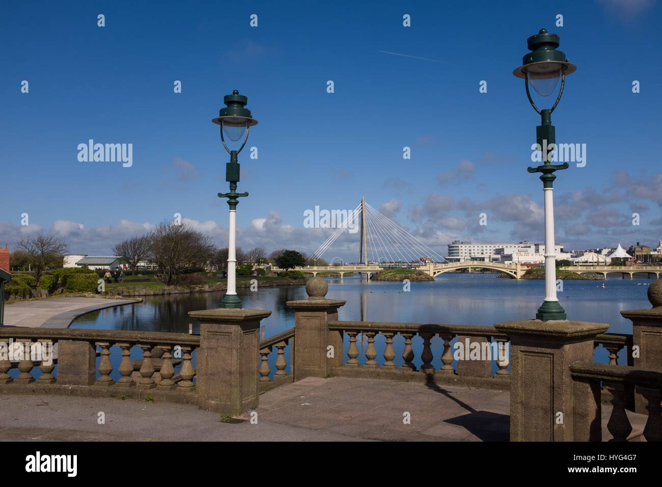 Lago marino in Southport con Marine modo sospensione ponte in background Foto Stock