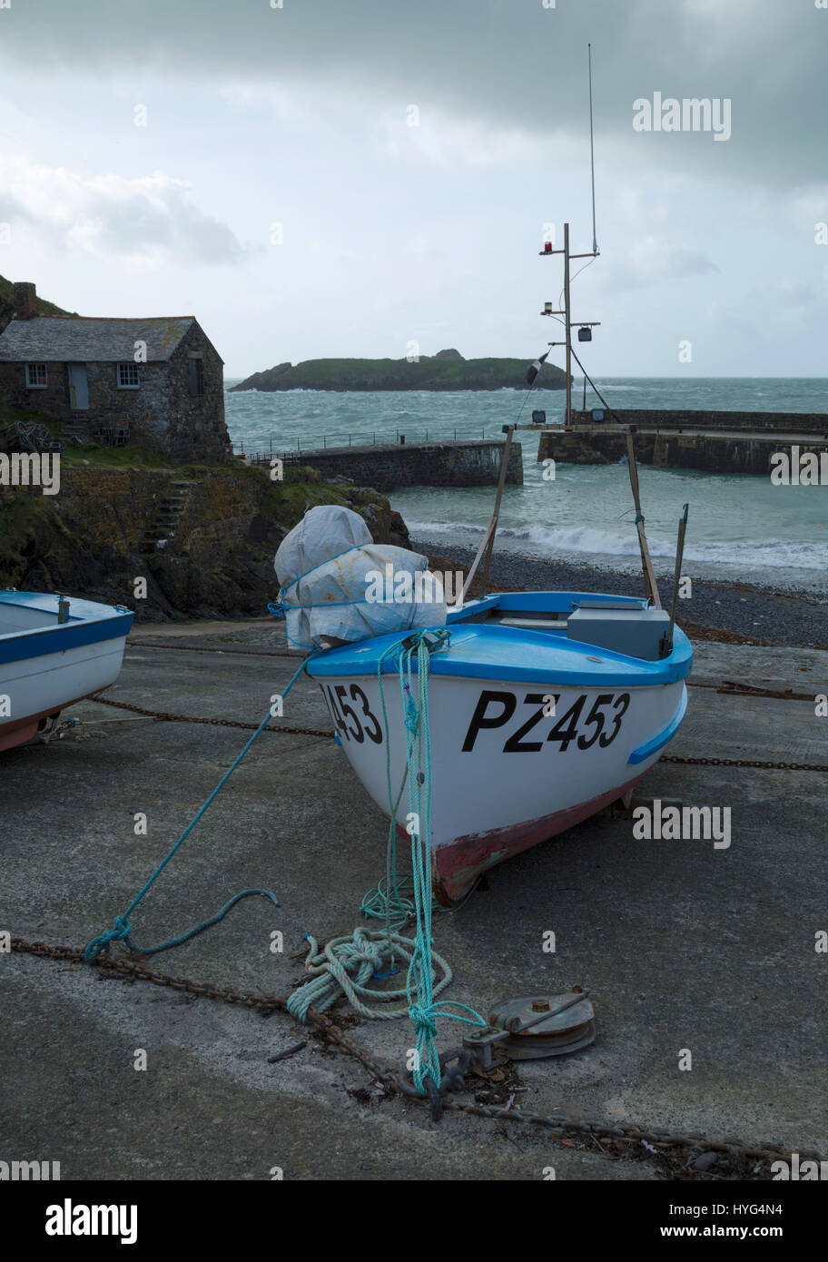 Mullion harbour Cornwall su un nuvoloso giorno Foto Stock