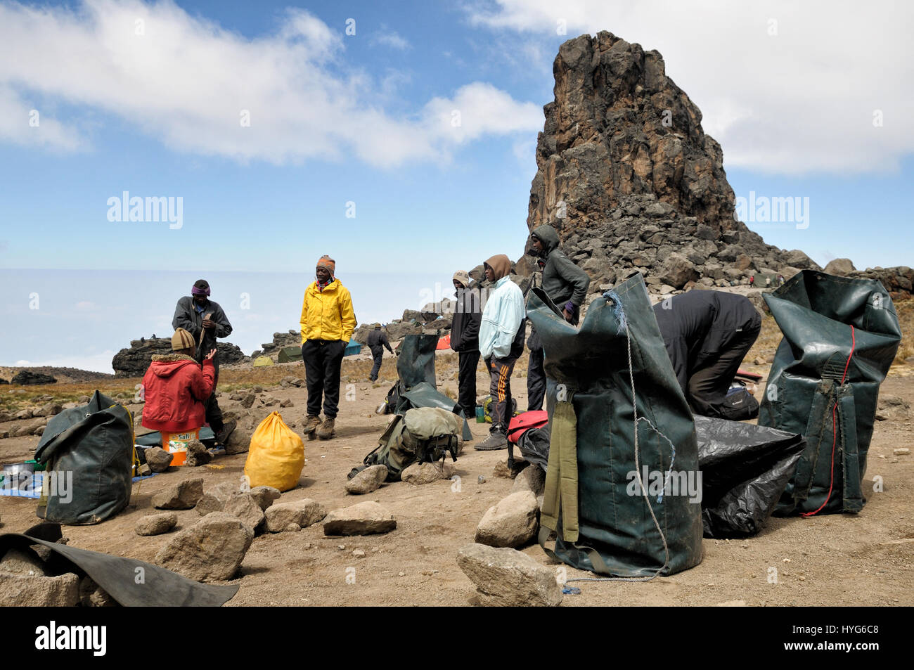 I portieri e sacchetti a torre di Lava Camp, il Monte Kilimanjaro National Park, Tanzania Foto Stock