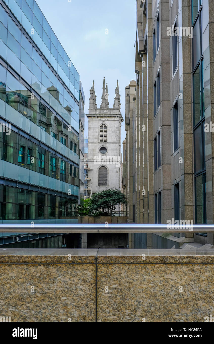 Vecchia chiesa tra due uffici, Londra Foto Stock