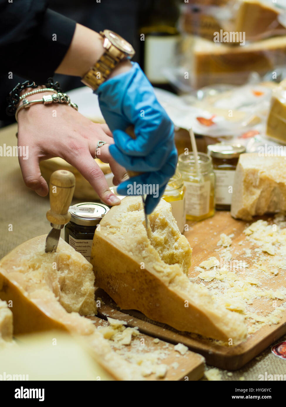 Formaggio Parmigian Reggiano a degustazione di salumi da re, il prosciutto crudo food festival a Parma, Italia Foto Stock