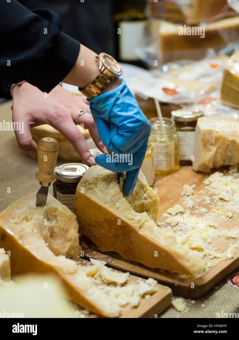 Formaggio Parmigian Reggiano a degustazione di salumi da re, il prosciutto crudo food festival a Parma, Italia Foto Stock