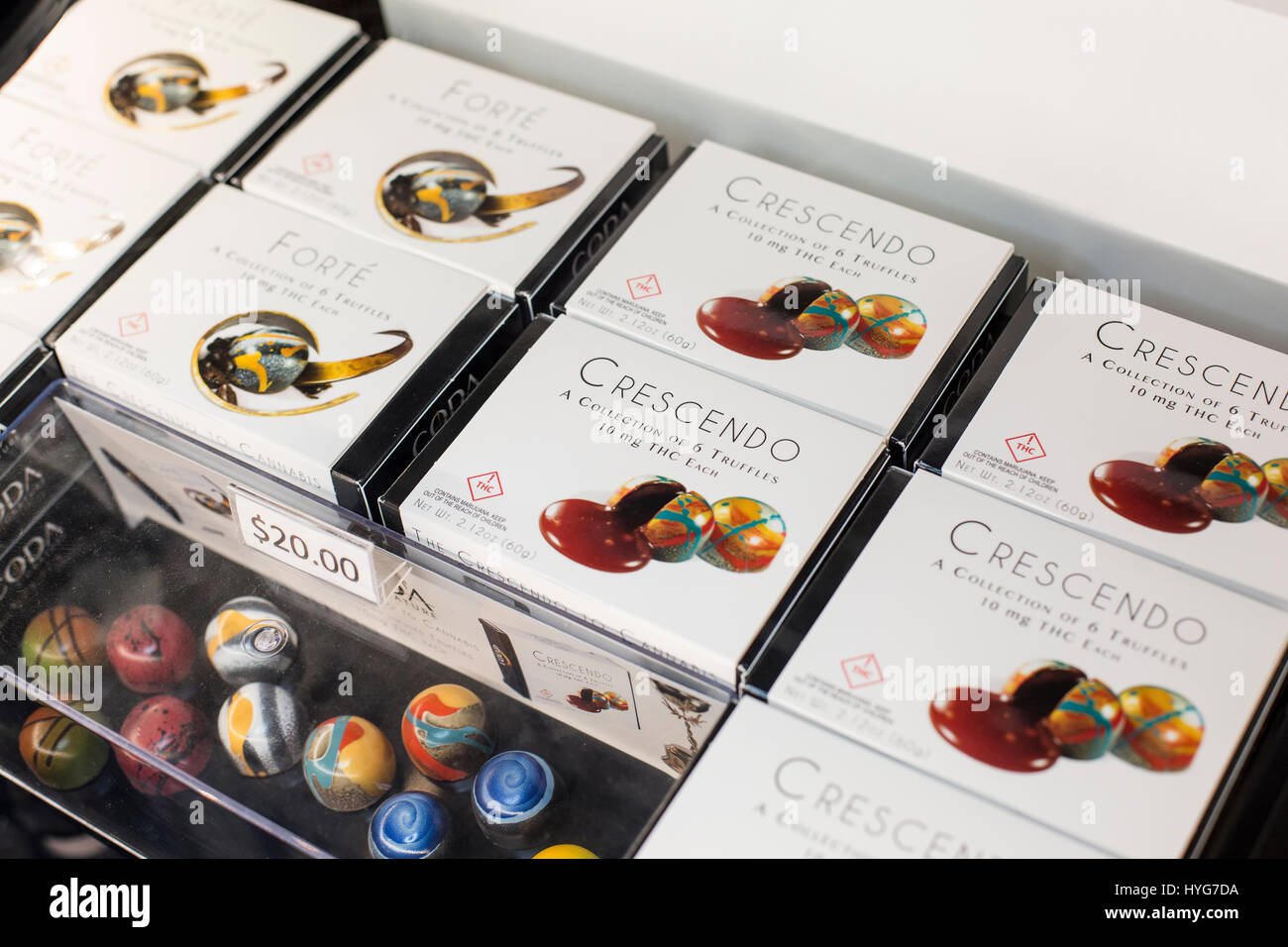 Firma di coda marca di cioccolato di cannabis a scopo ricreativo viveri per la vendita in un dispensario Foto Stock