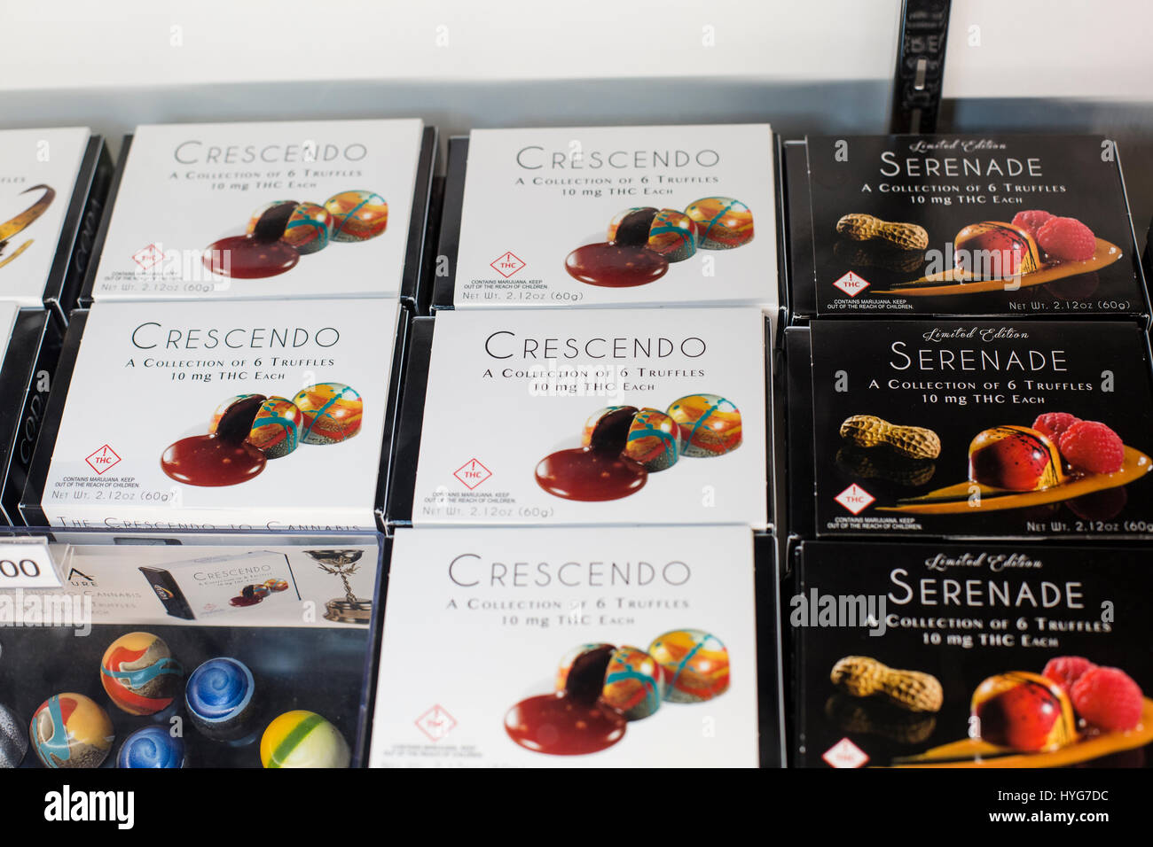 Firma di coda marca di cioccolato di cannabis a scopo ricreativo viveri per la vendita in un dispensario Foto Stock