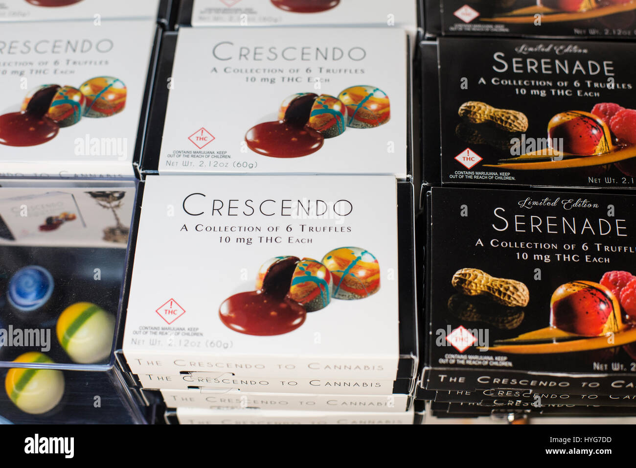 Firma di coda marca di cioccolato di cannabis a scopo ricreativo viveri per la vendita in un dispensario Foto Stock