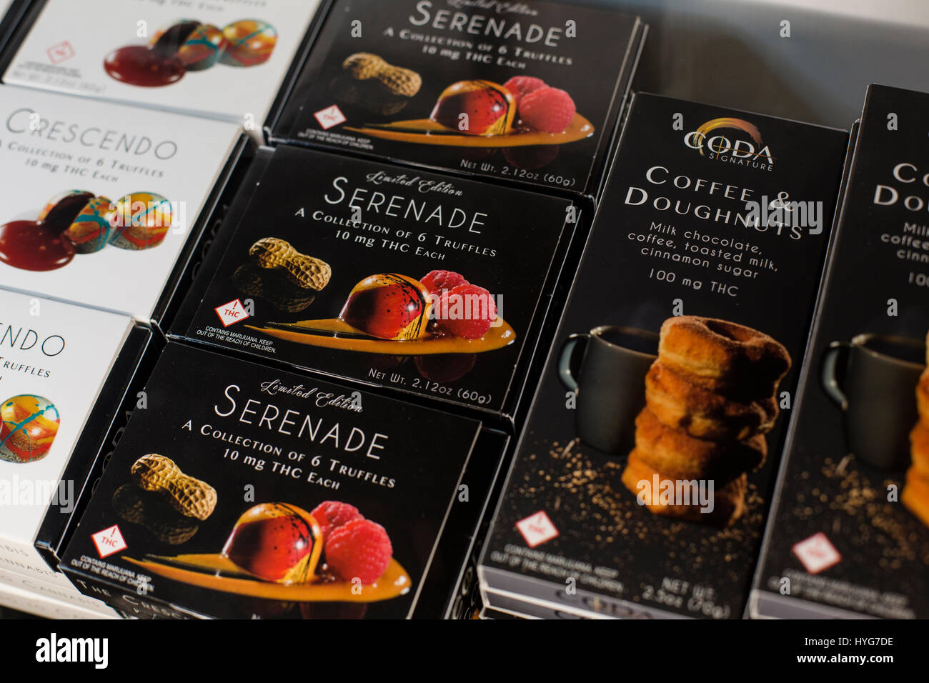 Firma di coda marca di cioccolato di cannabis a scopo ricreativo viveri per la vendita in un dispensario Foto Stock