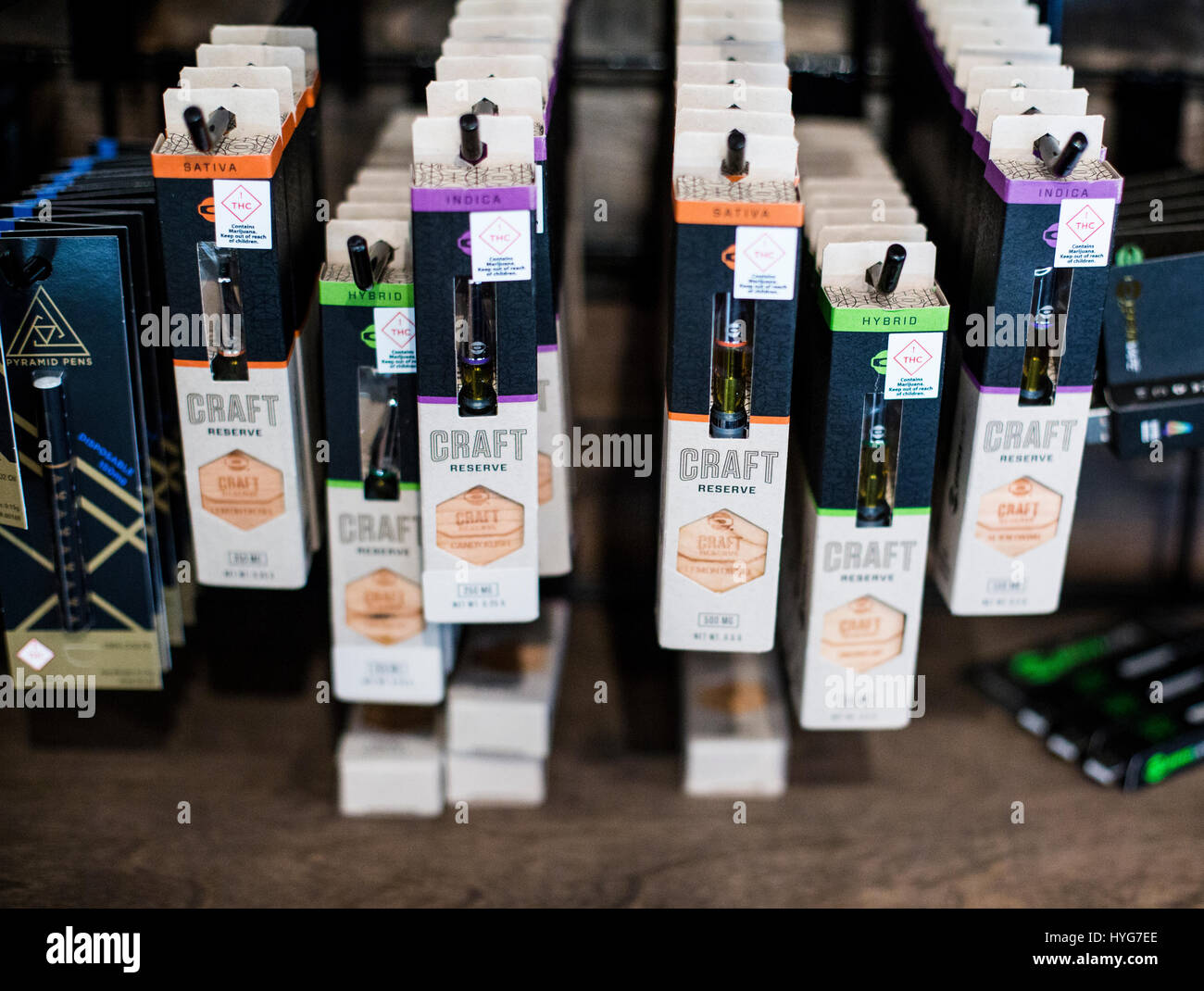 Riserva di artigianato brand cannabis vape penne in vendita presso un ambulatorio Foto Stock