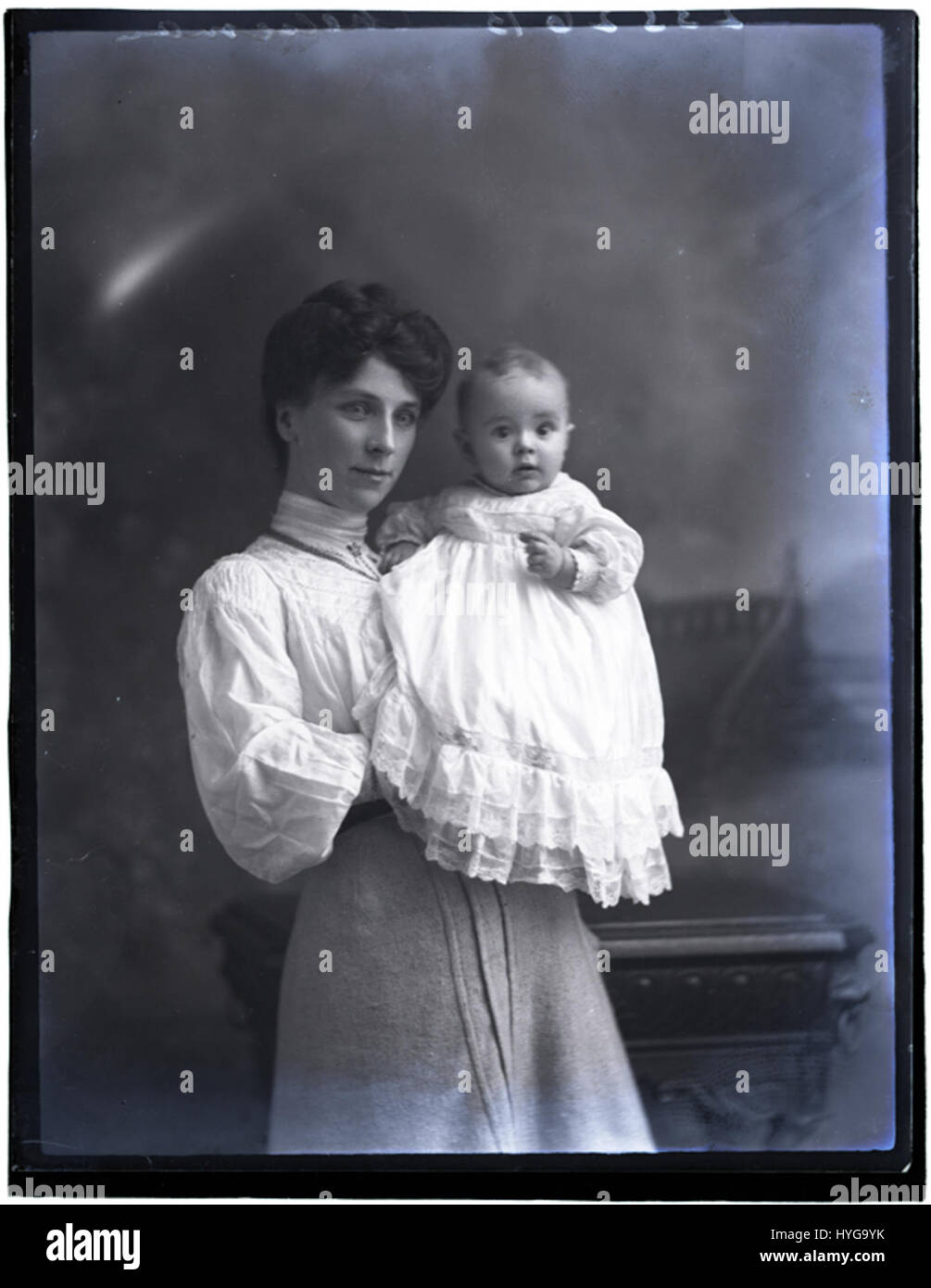 La fotografia intitolata "Mrs Cheeseman and baby, 6 dicembre 1906" cattura un momento storico con una donna, identificata come Mrs. Cheeseman, con il suo bambino. L'immagine fornisce uno sguardo sulla vita familiare dei primi anni del XX secolo. Foto Stock