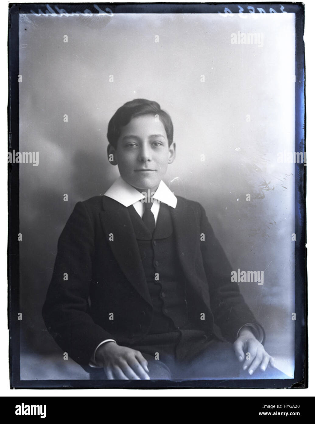 Il dipinto *Maestro Chandler* del 18 febbraio 1909 presenta un'intricata rappresentazione di una figura in un ambiente dettagliato. La tecnica dell'artista si concentra sul realismo e sui dettagli raffinati tipici dell'arte dei primi anni del XX secolo. Foto Stock