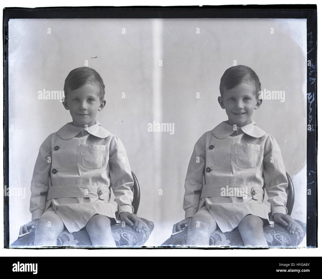 Questa immagine, *Maestro Bob Foy, 1 lug 1915*, cattura un momento dall'inizio del XX secolo. La fotografia o il dipinto, probabilmente dell'era della prima guerra mondiale, simboleggia momenti storici e storie personali legate al tempo. Foto Stock